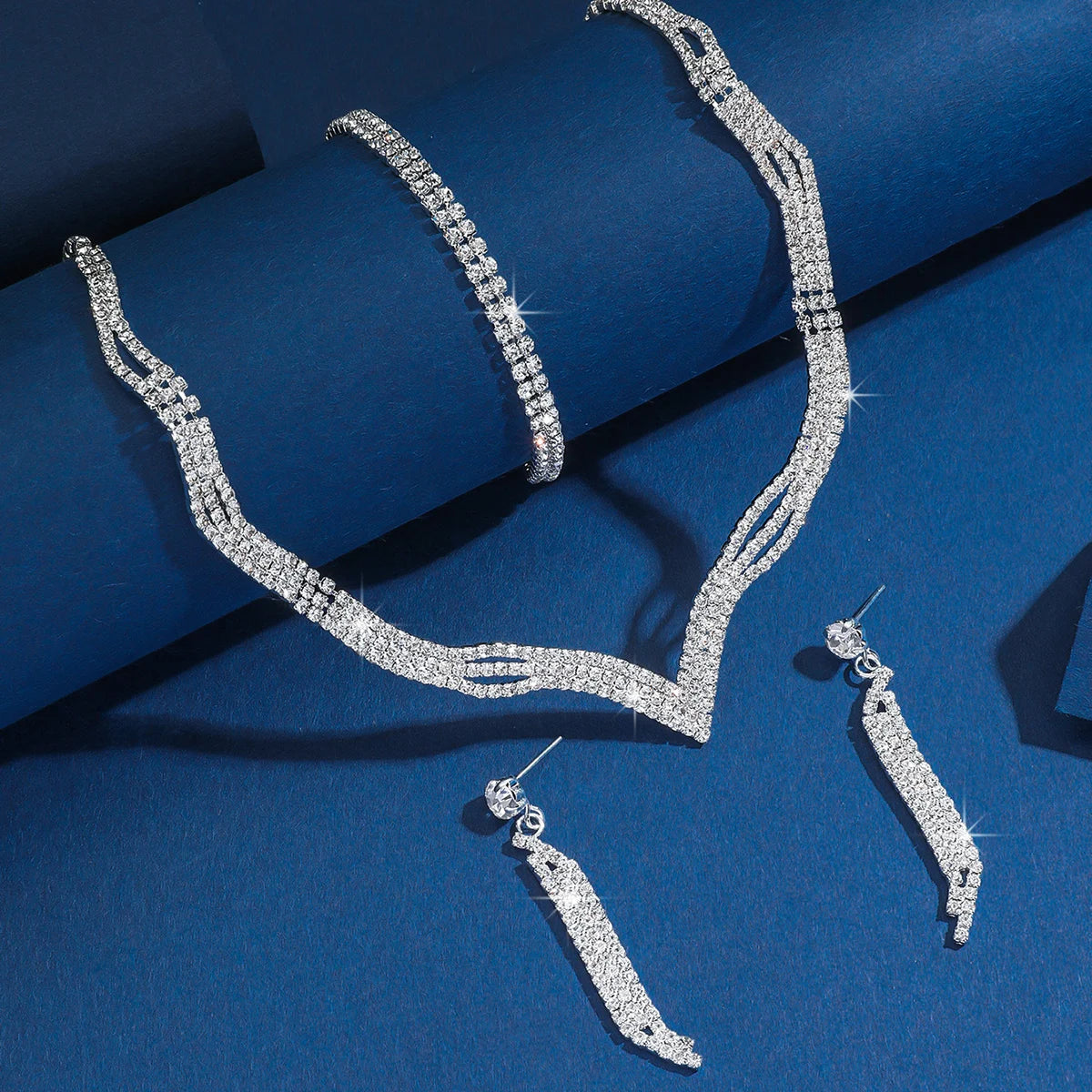 Women's fashion design jewelry set, simple and versatile, light luxury style, sparkling accessories